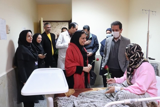 حضور معاون بهداشتی دانشگاه علوم پزشکی رفسنجان در بیمارستان و عیادت از بیماران سرطانی به مناسبت هفته ملی مبارزه با سرطان 