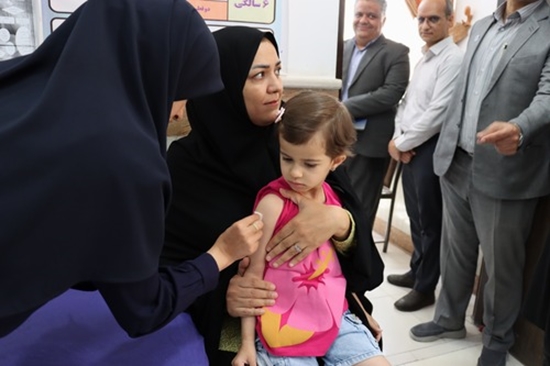 آیین آغاز برنامه ملی واکسیناسیون سرخک و سرخچه در رفسنجان با حضور فرماندار و مسئولان دانشگاه علوم پزشکی 